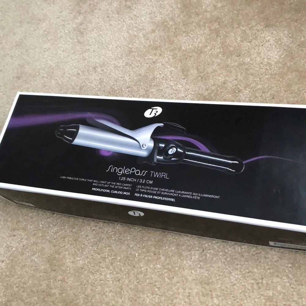 T3 SinglePass Twirl professional curling iron